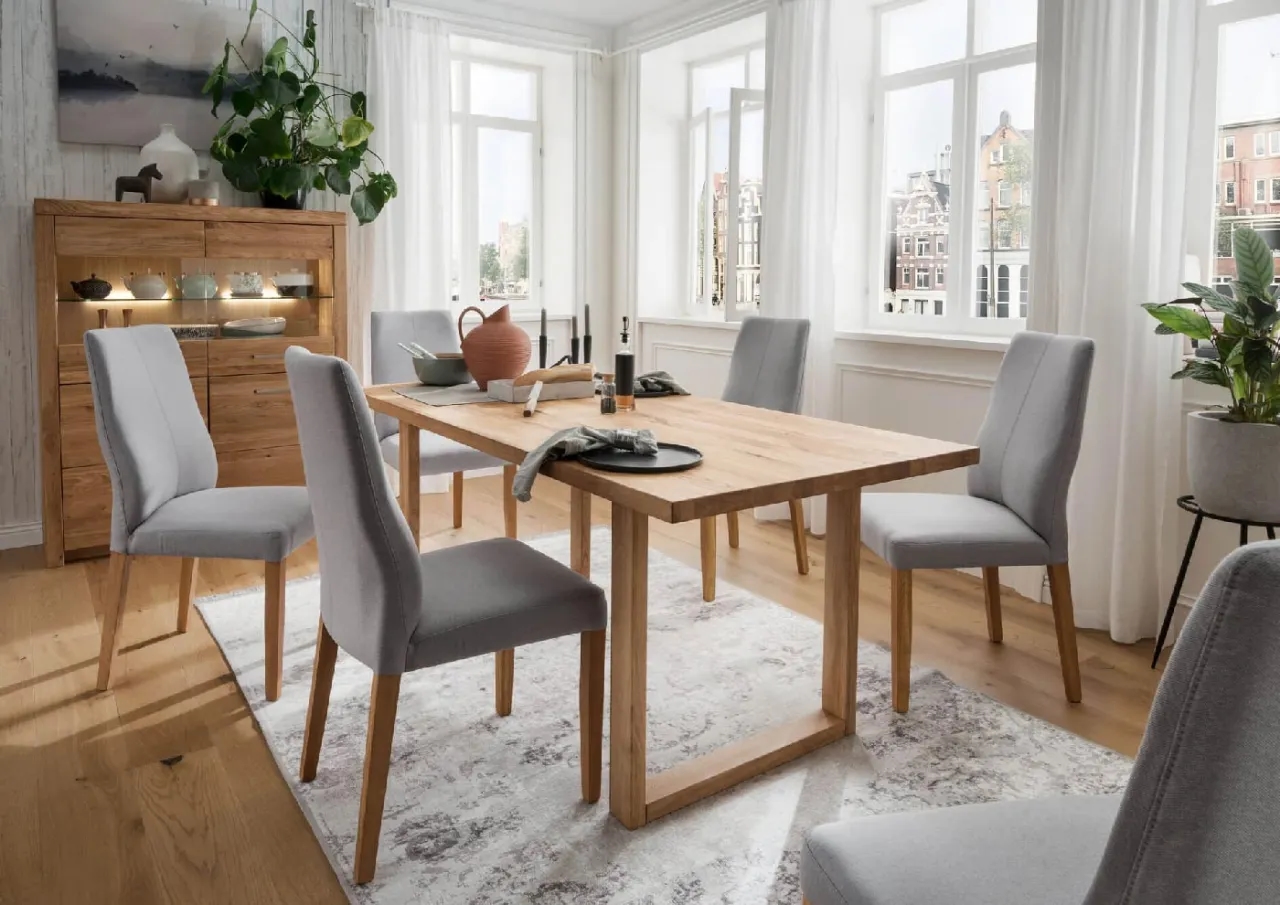 Jakie krzesła do ciemnego stołu – stwórz harmonijną aranżację wnętrza