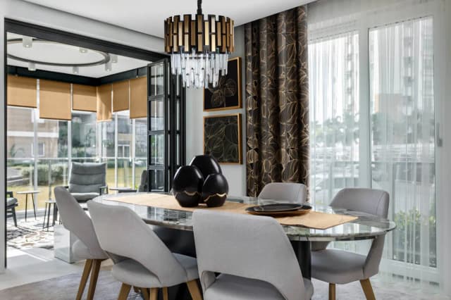 Gdzie postawić szklany stół w salonie? Sprawdź najlepsze miejsca