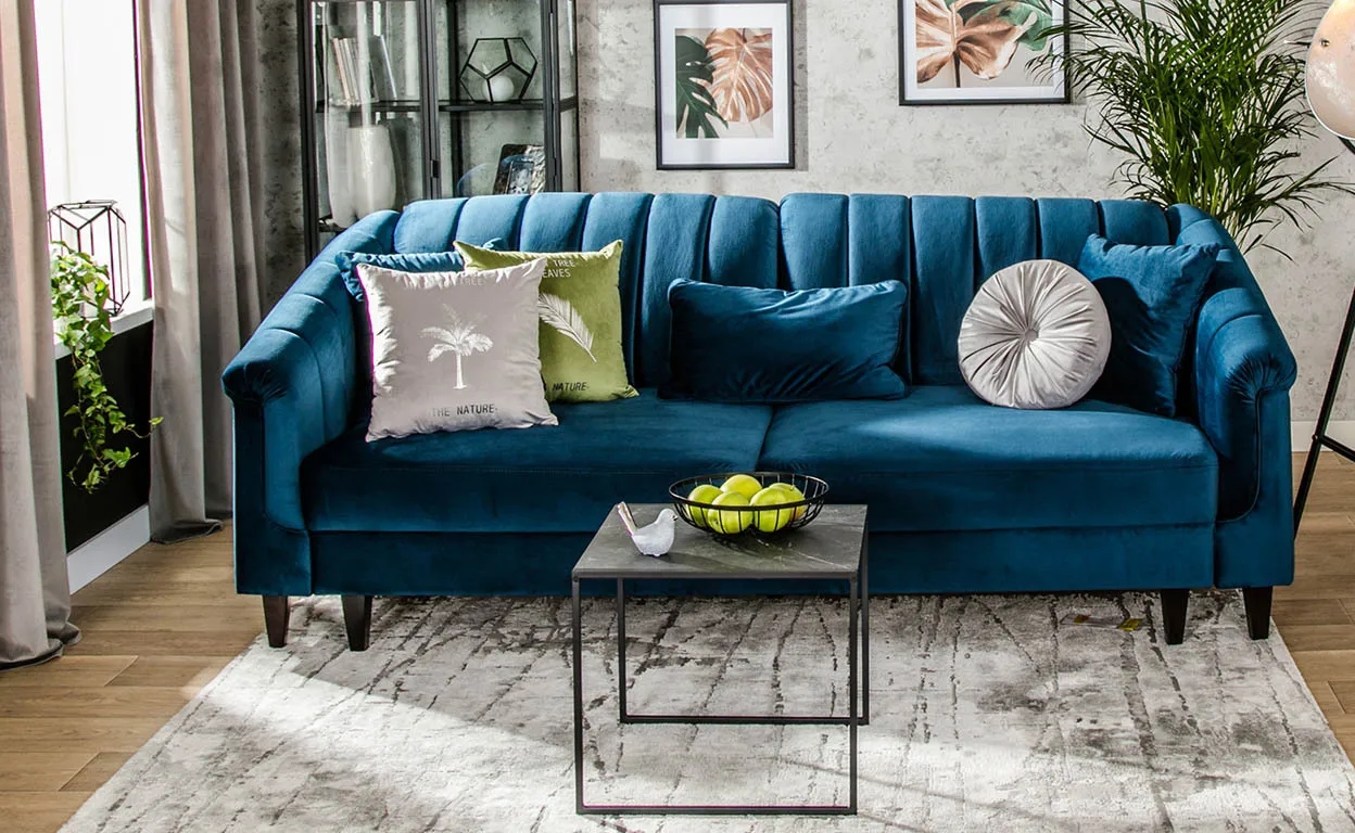 Co pasuje do granatowej kanapy? Odkryj idealne kolory i dodatki
