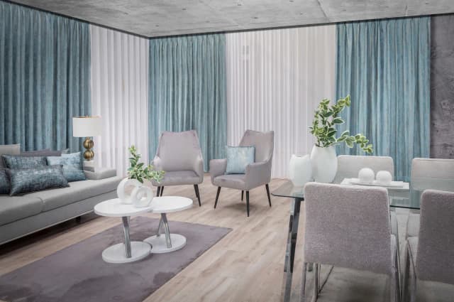 Jakie są modne firany do salonu – trendy, które odmienią wnętrze