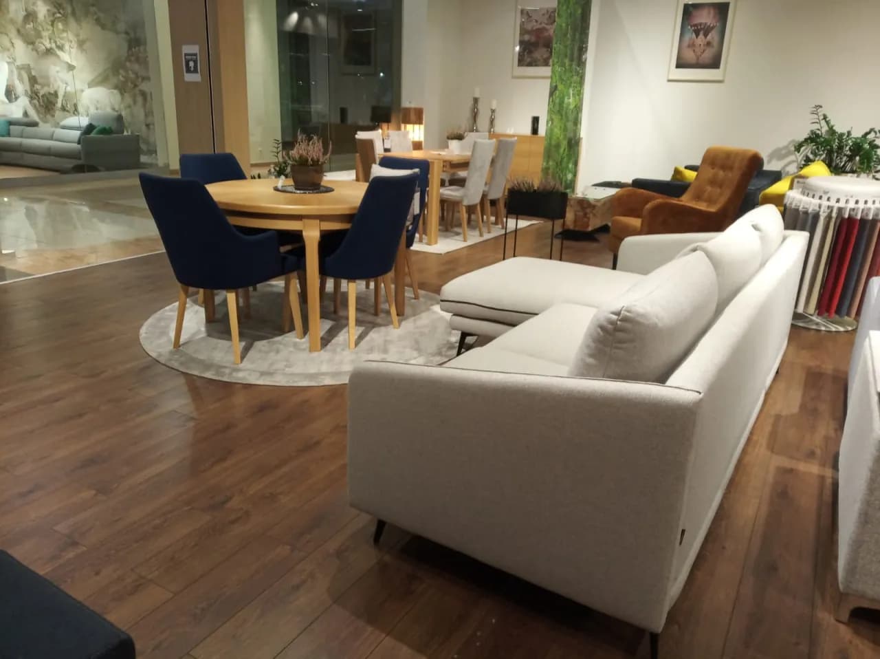 Ile osób pomieści stół okrągły 180 cm? Zaskakujące odpowiedzi!