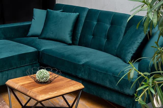 Jak ustawić narożnik w małym salonie, aby maksymalnie wykorzystać przestrzeń