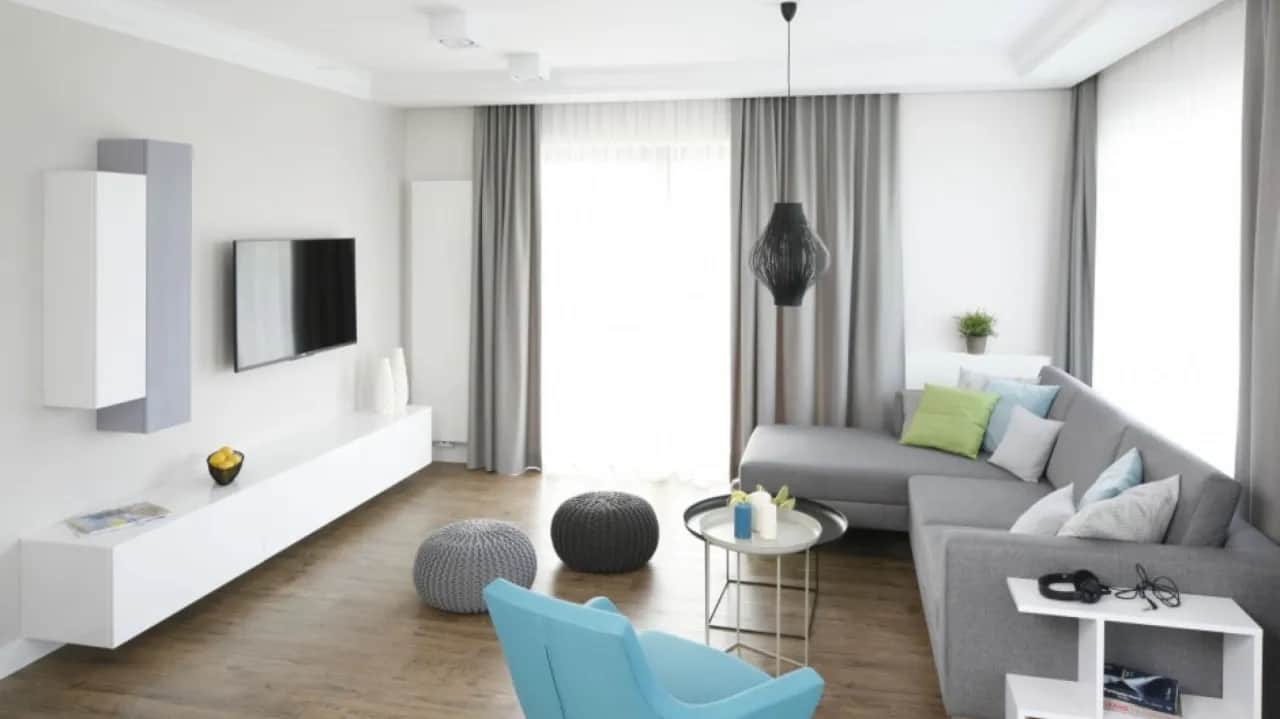 Jak umeblować mały salon, aby zyskać więcej przestrzeni i stylu