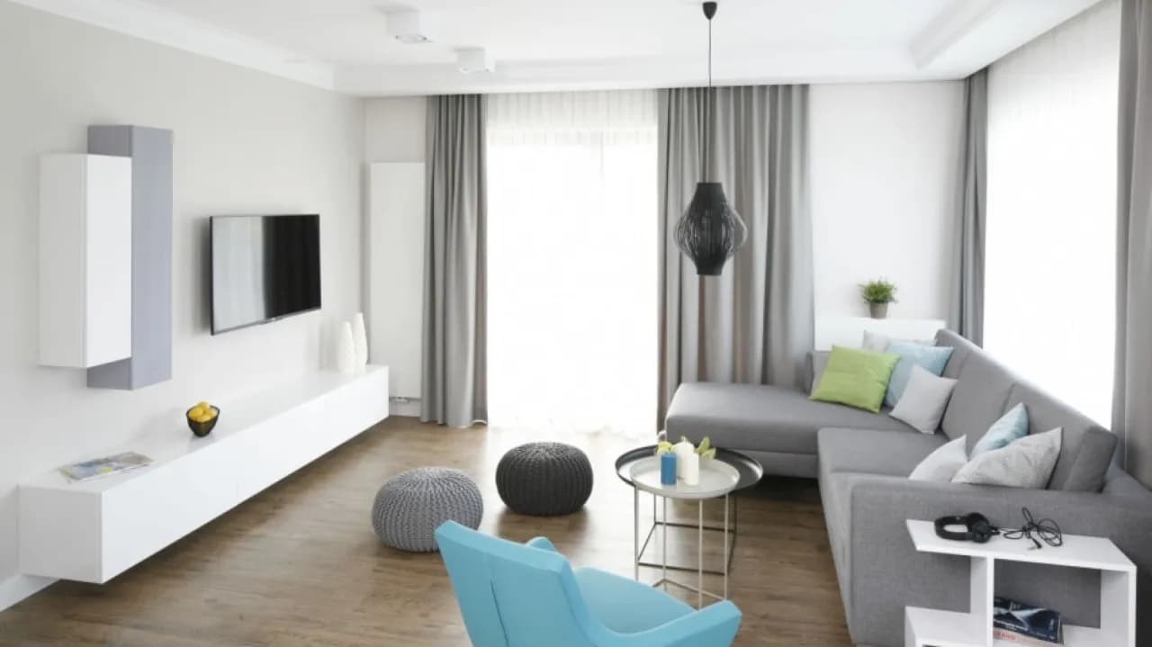 Jak umeblować mały salon, aby zyskać więcej przestrzeni i stylu