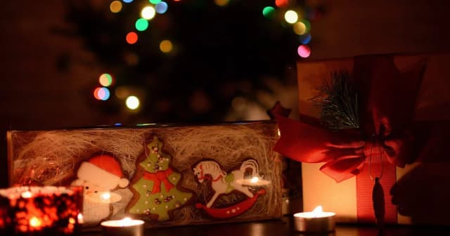 Jak udekorować salon na Boże Narodzenie - 10 inspirujących pomysłów