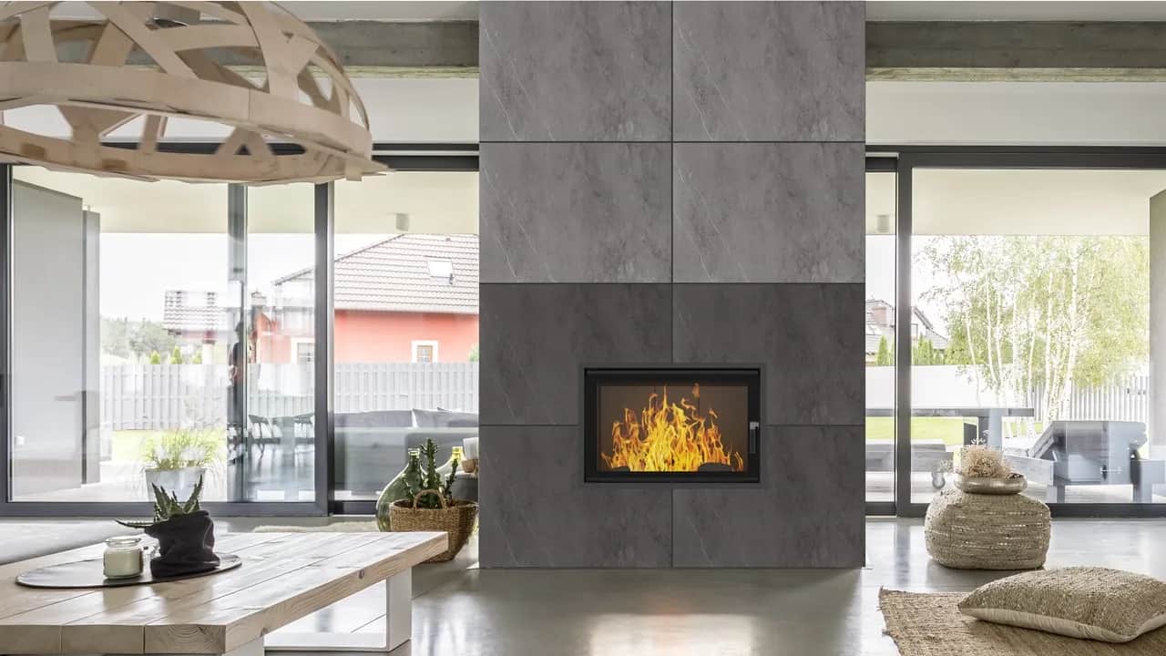 Czym obłożyć kominek w salonie, aby uniknąć błędów i kosztów?