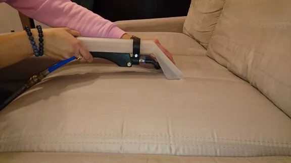 Jak usunąć pleśń z kanapy - skuteczne metody i porady na przyszłość