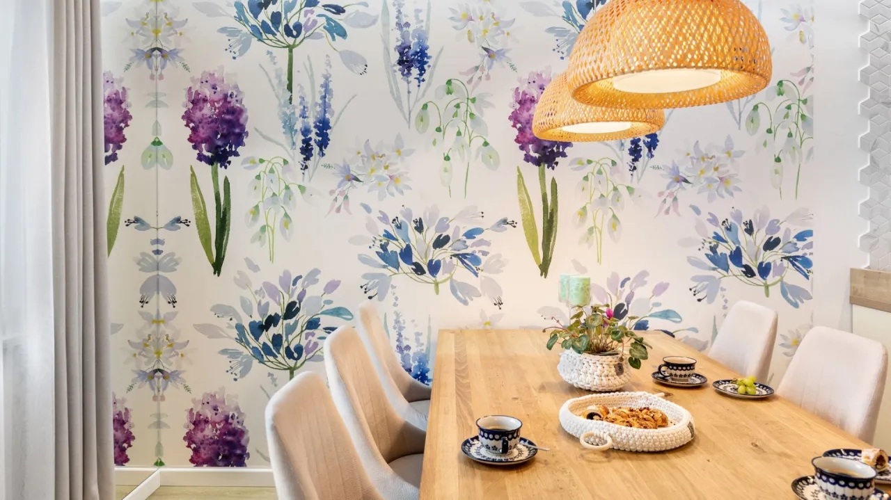 Co powiesić na ścianie nad stołem, aby odmienić wnętrze?