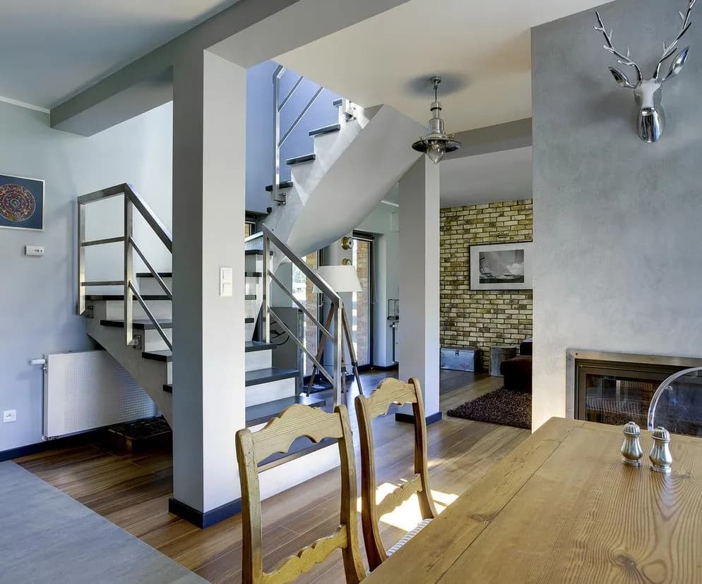 Czym obłożyć filar w salonie, aby uniknąć nudnego wystroju?