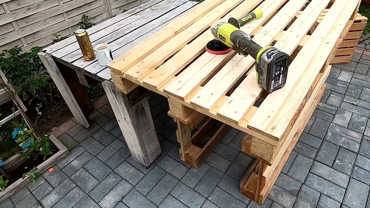 Jak łatwo zrobić stół z palet do ogrodu - krok po kroku i porady