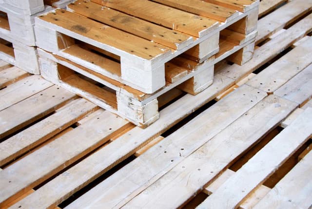 Jakie kwiaty do kwietnika z palet – wybierz idealne rośliny na balkon