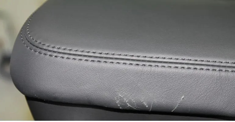 Jak usunąć zadrapania na skórzanej kanapie - proste metody naprawy