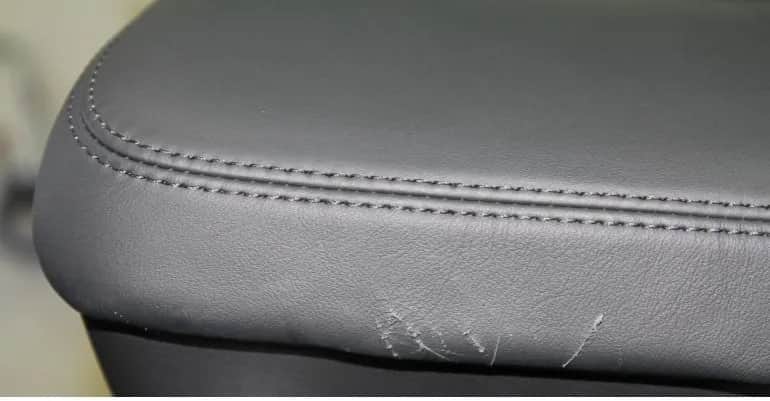 Jak usunąć zadrapania na skórzanej kanapie - proste metody naprawy